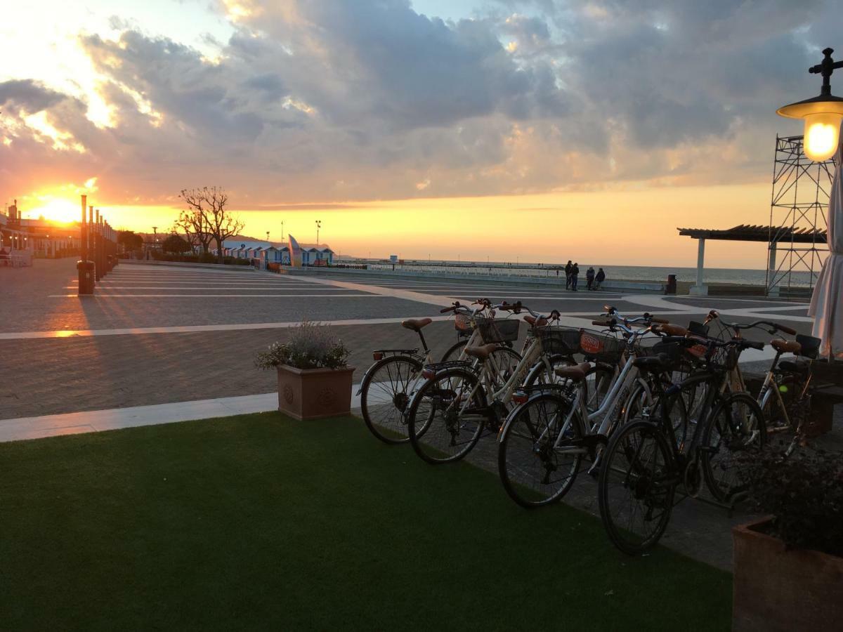 Astoria Hotell Pesaro Eksteriør bilde